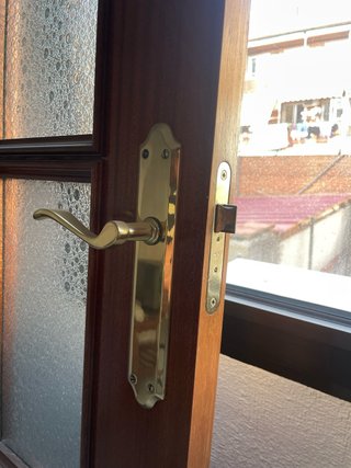 Puerta de salón de madera con cristal