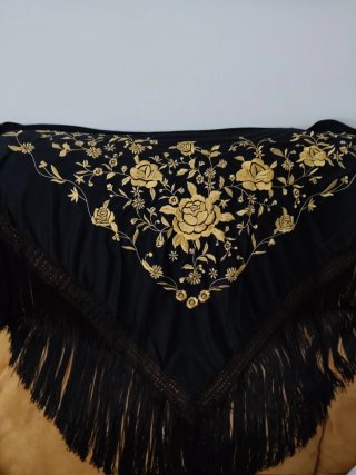 Mantón Grande Negro con Bordados Dorados