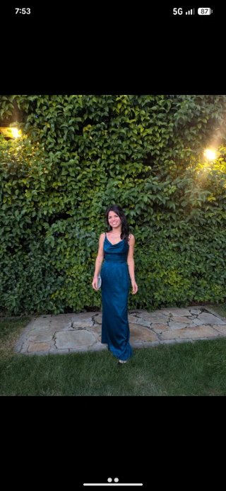 Vestido largo de fiesta azul.
