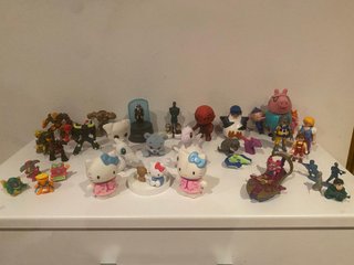 Lote de 37 figuras y juguetes pequeños y variados.