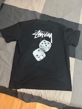 Camiseta Stüssy Negra con Estampado de Dados
