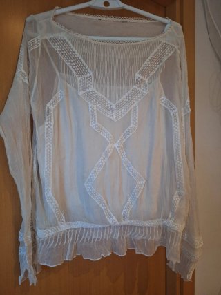 Blusa blanca con detalles de encaje