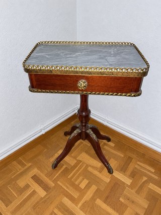 Mesa auxiliar de madera y mármol con cajón