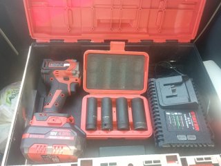 Llave de impacto Stayer 18V con accesorios