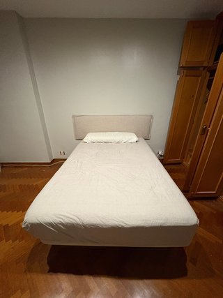 Cama con Base Tapizada y Cabezal de Lino.