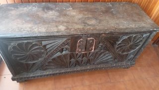 Arca de Castaño Tallada siglo XIX
