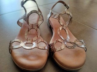 Sandalias Doradas con Detalle de Círculos,
