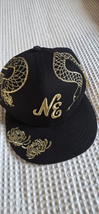 Gorra New Era Negra con Bordados Dorados