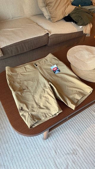 Bermuda Helly Hansen Beige nueva nunca usada