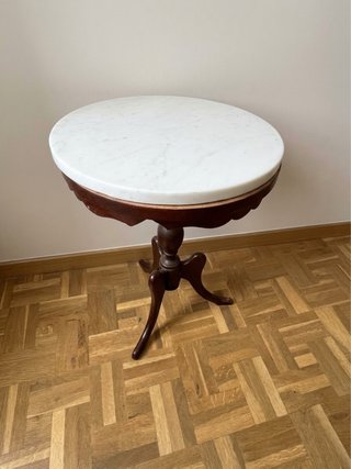 Mesa auxiliar redonda de mármol y madera