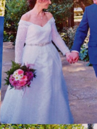Vestido de novia blanco con mangas de encaje