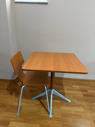 Tavoli in legno con piedistallo metallico per la ristorazione