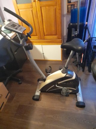 Bicicleta estática compacta