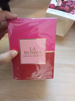 Colonia de mujer tamaño grande