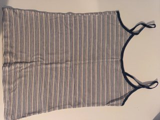 Camiseta de tirantes a rayas y otra gris perla.