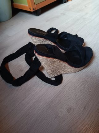 Sandalias de cuña negras
