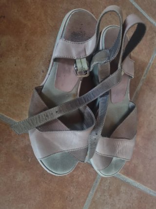 Sandalias de tacón bajo beige