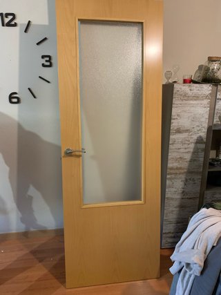 Puerta de madera maciza con cristal