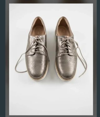 Zapatos de diferentes marcas 5 euros cada par.