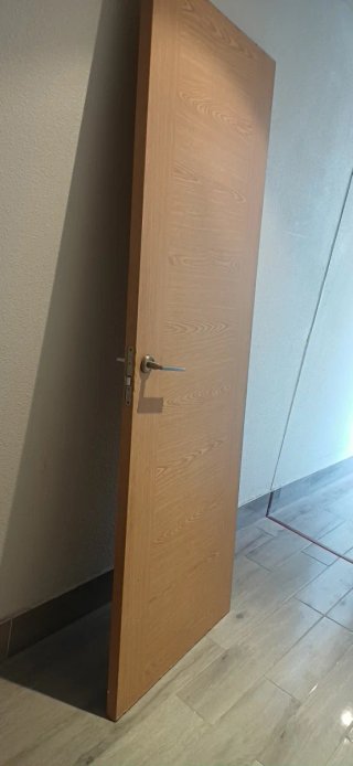 Puerta de madera con manilla