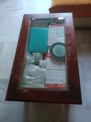 Mesa de centro de madera con cajón