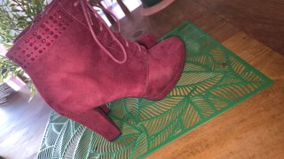 Botines rojos con detalle de pedrería