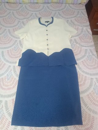 Traje de dos piezas blanco y azul