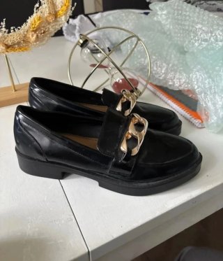 Mocasines Negros con Detalle de Cadena