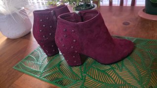 Botines rojos con detalles brillantes
