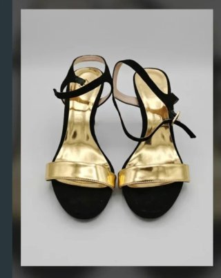 Zapatos de diferentes marcas 10 euros cada par.