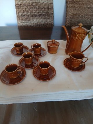 Conjunto de café de cerámica marrón