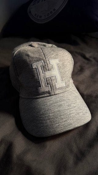 Gorra Gris con Letra H