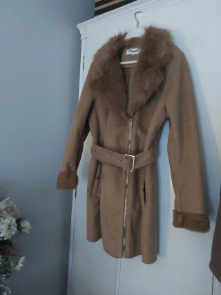 Abrigo Beige con Cuello de Pelo