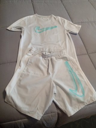 Conjunto Nike Blanco y gris Talla XS