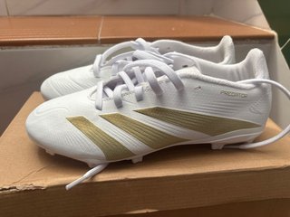 Botas de Fútbol Adidas Predator Blancas y Oro