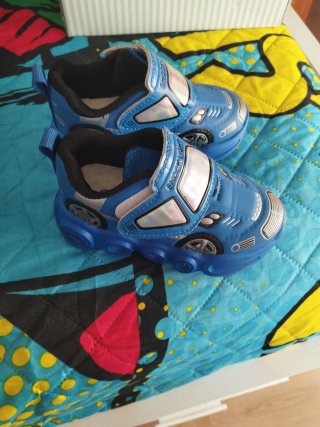 Zapatillas con luces para niño talla 24