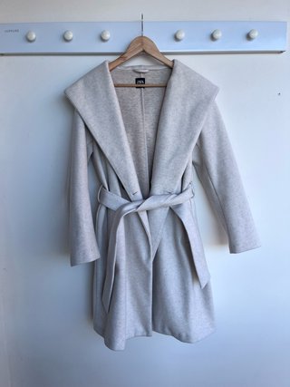 Abrigo Zara Gris con Capucha y Cinturón