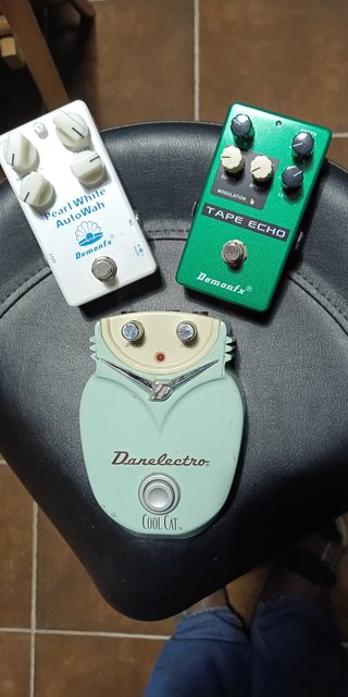 Pedales chorus coolcat Danelectro, delay y autowah