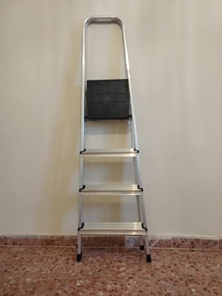 Escalera Metálica de 4 Peldaños