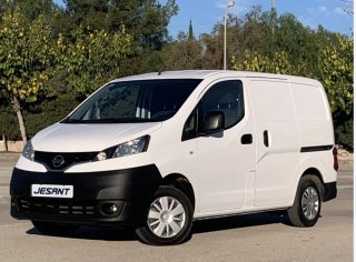 Tapacubos y 2 Llantas Nissan NV200