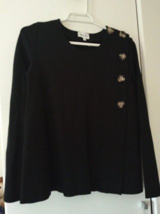 Blusa negra con botones decorativos