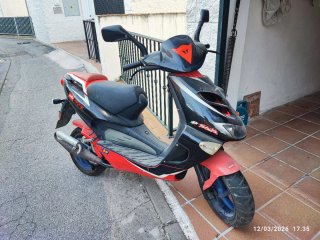 Aprilia SR 50. Pintura y pegatinas originales.