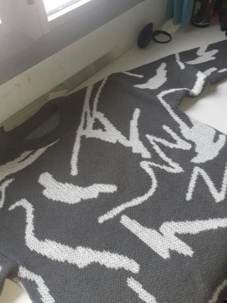 Sudadera gris con Estampados blancos