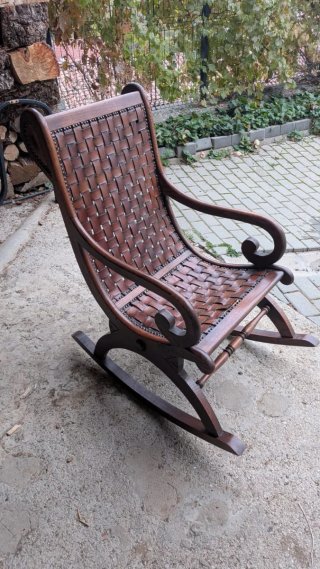 Mecedora de Madera y Cuero Trenzado