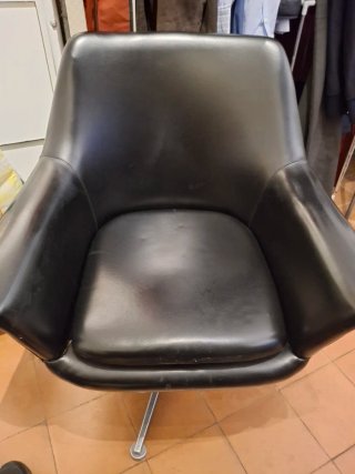 Sillón giratorio de oficina negro