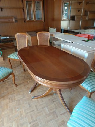 Mesa de Comedor Ovalada de Madera