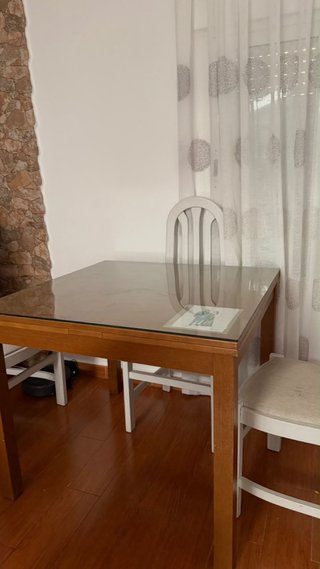 Conjunto de mesa con cristal y sillas