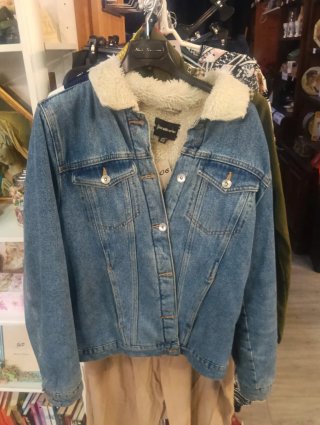 Cazadora vaquera Stradivarius con borreguito