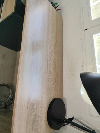 Escritorio de madera con cajón y estantes
