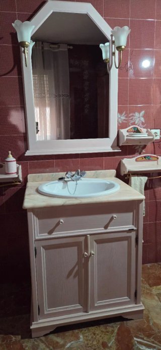 Mueble de baño con lavabo y espejo